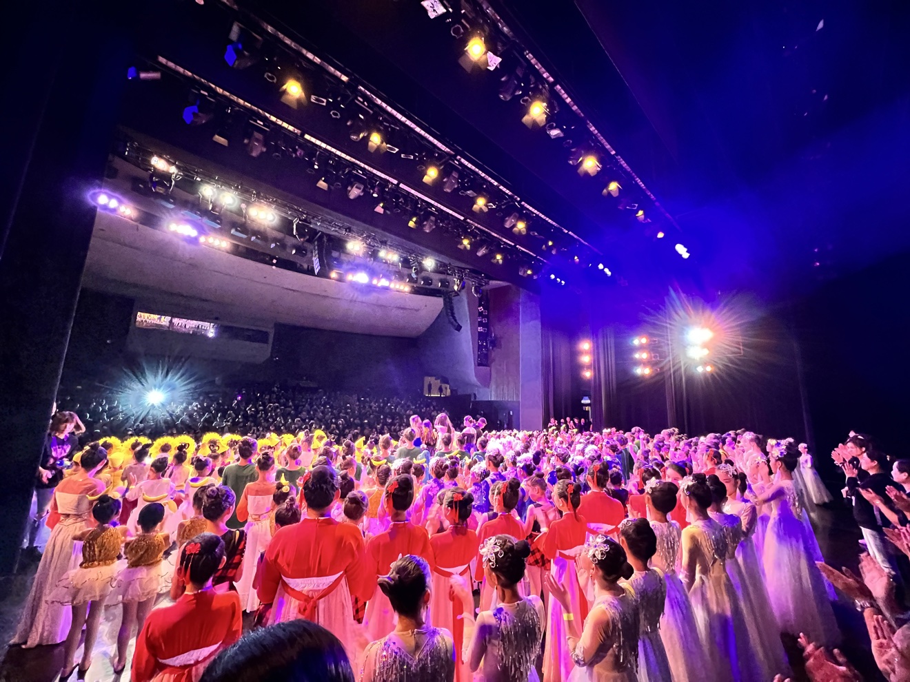 鸿韵舞蹈艺术学校全体学员在年度演出谢幕时登台合影